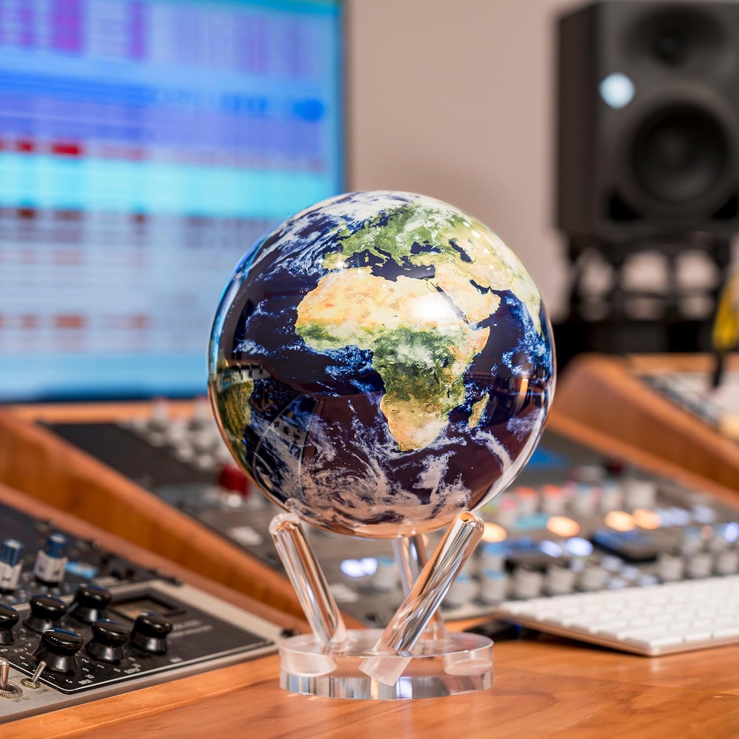 360 Degree Orbit Globe™