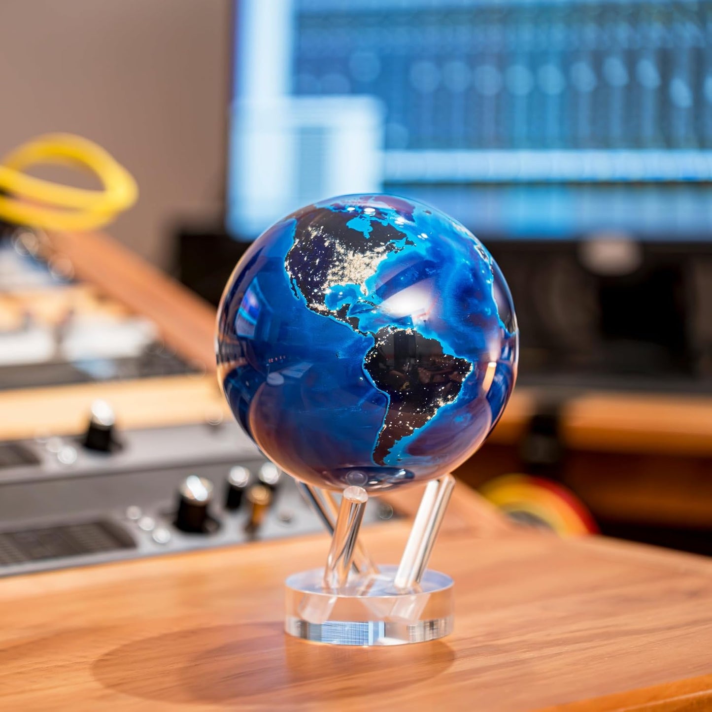 360 Degree Orbit Globe™